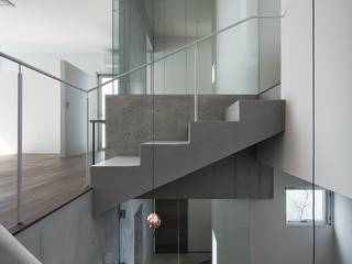 ２つの中庭がある家, ARCHIXXX眞野サトル建築デザイン室 ARCHIXXX眞野サトル建築デザイン室 Modern Corridor, Hallway and Staircase