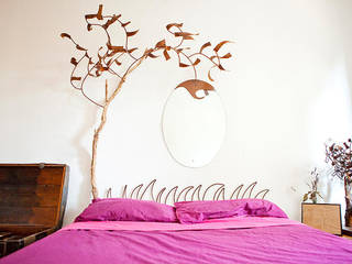 Cabecero Paisaje de Otoño de madera, metal y espejo., Héctor Nevado Héctor Nevado Mediterranean style bedroom