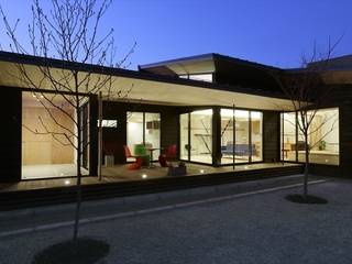 Yakisugi House, 長谷川拓也建築デザイン 長谷川拓也建築デザイン Asian style balcony, veranda & terrace