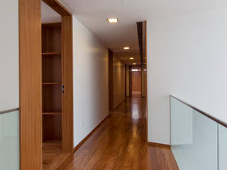 Casa PL, Atelier d'Arquitetura Lopes da Costa Atelier d'Arquitetura Lopes da Costa Modern corridor, hallway & stairs