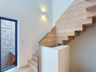 Umbau Stadthaus Hjortshøj & Laursen, ahoch4 Architekten ahoch4 Architekten Scandinavian style corridor, hallway& stairs