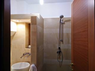 ristrutturazione: da garage a rustico, Francesca Ianni architetto Francesca Ianni architetto Mediterranean style bathrooms
