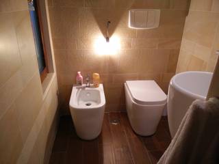 ristrutturazione: da garage a rustico, Francesca Ianni architetto Francesca Ianni architetto Mediterranean style bathrooms