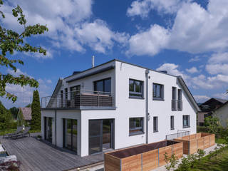 ​Ein ungewöhnlicher Umbau für zwei Familien, KitzlingerHaus GmbH & Co. KG KitzlingerHaus GmbH & Co. KG Moderner Balkon, Veranda & Terrasse