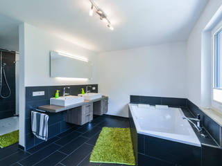 ​Ein ungewöhnlicher Umbau für zwei Familien, KitzlingerHaus GmbH & Co. KG KitzlingerHaus GmbH & Co. KG Modern bathroom