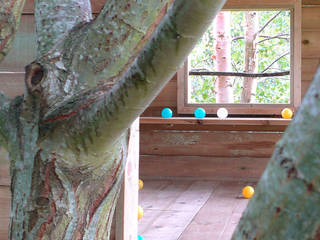 Childs treehouse, wayne maxwell wayne maxwell ラスティックな 庭