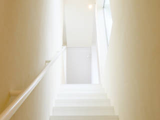 ​SLIDE HOUSE, LEVEL Architects LEVEL Architects Pasillos, vestíbulos y escaleras de estilo moderno