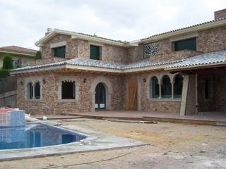 Casa de piedra., James Rossell James Rossell Mediterranean style house