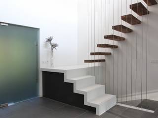 Woonhuis Dorst, Leonardus interieurarchitect Leonardus interieurarchitect Modern corridor, hallway & stairs