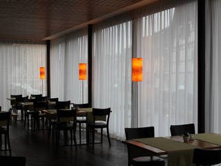raum12 Leuchten aus Echtholzfurnier im Hotel Krone in Dornbirn/Austria, raum12 raum12 Negozi & Locali commerciali in stile classico
