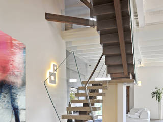 CASA ALBEGA - Ristrutturazione di un appartamento su due livelli, INO PIAZZA studio INO PIAZZA studio Couloir, entrée, escaliers modernes