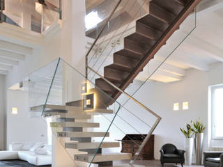 CASA ALBEGA - Ristrutturazione di un appartamento su due livelli, INO PIAZZA studio INO PIAZZA studio Stairs