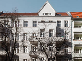 WDG Apartment renovation in Fshain, Berlin, RARE Office RARE Office Casas clássicas