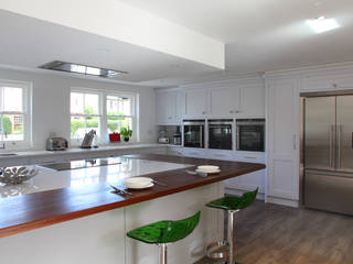 Stylish kitchen in Hertfordshire., John Ladbury and Company John Ladbury and Company Nhà bếp phong cách hiện đại