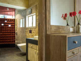 House in Pune, The Orange Lane The Orange Lane Rustic style bathroom