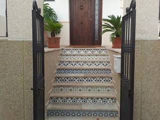 Escaleras, Suelos Hidráulicos Demosaica Suelos Hidráulicos Demosaica Classic style corridor, hallway and stairs