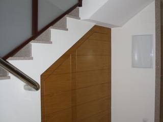Carpintería integral en promoción de vivienda nueva., MUDEYBA S.L. MUDEYBA S.L. Corridor, hallway & stairs Storage