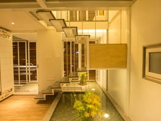 M House by Technoarchitecture, And Let There Be Lights And Let There Be Lights Pasillos, vestíbulos y escaleras modernos