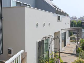 大きなお庭の2世帯住宅, ジェイ石田アソシエイツ ジェイ石田アソシエイツ Tropical style houses