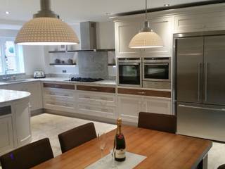 hand painted and walnut , Place Design Kitchens and Interiors Place Design Kitchens and Interiors Cozinhas campestres