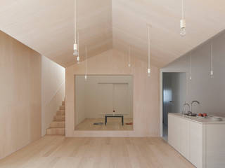 LIVING・DINNING・KITCHEN YUCCA design ミニマルデザインの リビング キャビネット,台所の流し,木,建物,ホール,フローリング,シンク,タップ,床,ウッドステイン