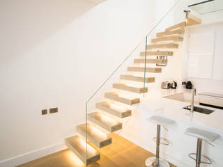 Floating Staircase with Oak Treads and LED Lights, Railing London Ltd Railing London Ltd Stairs