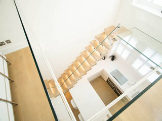 Floating Staircase with Oak Treads and LED Lights, Railing London Ltd Railing London Ltd Stairs