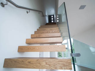 Cantilever Staircase with combination of Oak, Glass and Steel, Railing London Ltd Railing London Ltd 樓梯