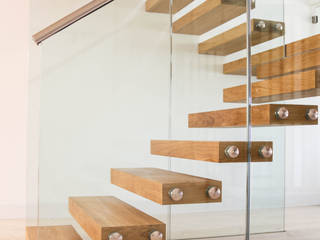 Floating Stairs with Chunky Treads and a Massive Landing, Railing London Ltd Railing London Ltd 樓梯