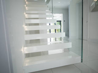 Cantilever Staircase realised in wood painted wait, Railing London Ltd Railing London Ltd Trap