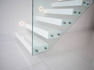 Cantilever Staircase realised in wood painted wait, Railing London Ltd Railing London Ltd Stairs