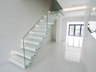 Cantilever Staircase realised in wood painted wait, Railing London Ltd Railing London Ltd Stairs