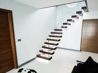 Exclusive Staircase Features Walnut Treads, Railing London Ltd Railing London Ltd Trap