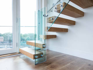 Cantilever Staircase with combination of Oak, Glass and Steel, Railing London Ltd Railing London Ltd Stairs