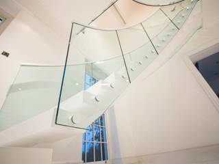 White Modern Middle-spine Staircase, Railing London Ltd Railing London Ltd Trap