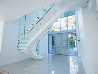 White Curved Middle-spine Stairway, Railing London Ltd Railing London Ltd Stairs