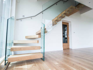 Cantilever Staircase with combination of Oak, Glass and Steel, Railing London Ltd Railing London Ltd 樓梯