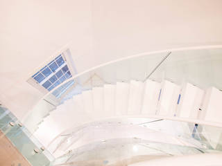 White Modern Middle-spine Staircase, Railing London Ltd Railing London Ltd Stairs