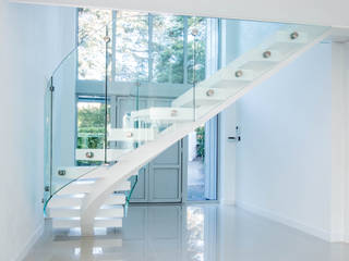 White Curved Middle-spine Stairway, Railing London Ltd Railing London Ltd Trap