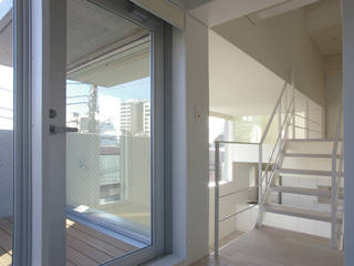 House I, 森吉直剛アトリエ/MORIYOSHI NAOTAKE ATELIER ARCHITECTS 森吉直剛アトリエ/MORIYOSHI NAOTAKE ATELIER ARCHITECTS Balcones y terrazas de estilo minimalista