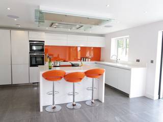 White & Orange Handless , PTC Kitchens PTC Kitchens Moderne Küchen