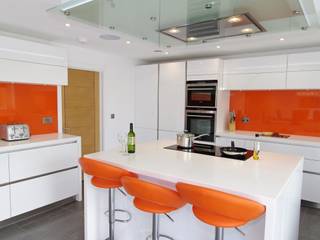 White & Orange Handless , PTC Kitchens PTC Kitchens Moderne Küchen
