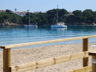 Pasarela de madera tratada en la playa de S'Arenal d'en Castell, Fitor Forestal SL Fitor Forestal SL 지중해스타일 복도, 현관 & 계단