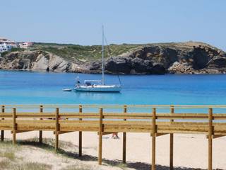 Pasarela de madera tratada en la playa de S'Arenal d'en Castell, Fitor Forestal SL Fitor Forestal SL 지중해스타일 복도, 현관 & 계단