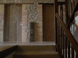 CASA RURAL EN GURB VIC (BARCELONA), KITS INTERIORISME KITS INTERIORISME Rustic style corridor, hallway & stairs