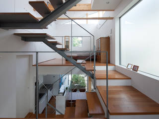 小さくて広い家, Studio R1 Architects Office Studio R1 Architects Office モダンスタイルの 玄関&廊下&階段 建物,窓,フィクスチャ,階段,木,インテリア・デザイン,ホール,床,フローリング,不動産