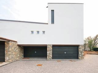 Silvelox la vostra porta per garage, SILVELOX SPA SILVELOX SPA Garajes y galpones de estilo clásico