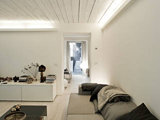 APPARTAMENTO A MILANO, bdastudio bdastudio Minimalist living room