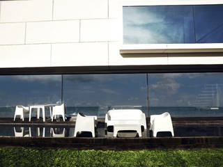 Vondom "Solid Collection" by Stefano Giovannoni, Giovannoni Design Giovannoni Design Industrial style balcony, veranda & terrace