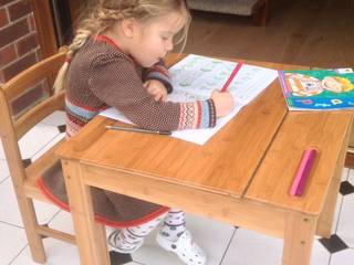 Childrens Table and Chair, Finoak LTD Finoak LTD Modern nursery/kids room